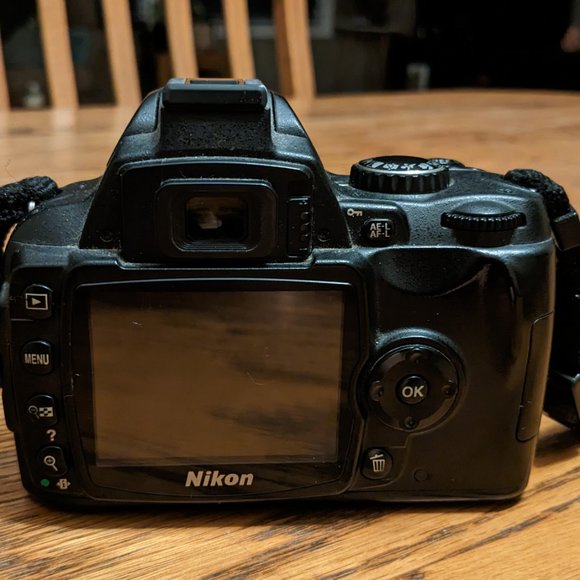 Nikon D40 DSLR Camera with 18-55mm Lens - Picture 5 of 5